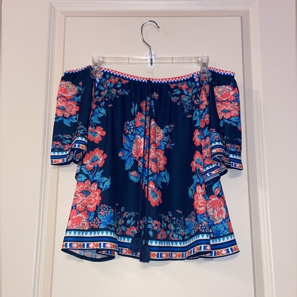 GUC Flying🍅 Sz-S Scoping Neckline/Cold Shoulder, Angle Sleeves, Lightweight Top - Picture 2 of 16